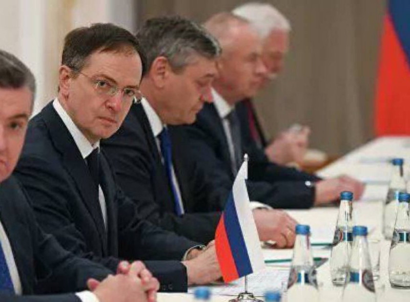 俄羅斯首席談判代表梅丁思基（左二）。   圖：翻攝自 Marco Ferraglioni推特