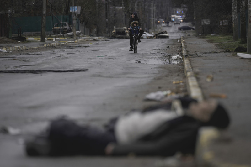 外媒消息指出，在烏克蘭軍隊收復基輔週邊地區同時，也發現屍橫遍野的慘狀，有至少280人都是從後腦被行刑式槍殺。   圖：美聯社