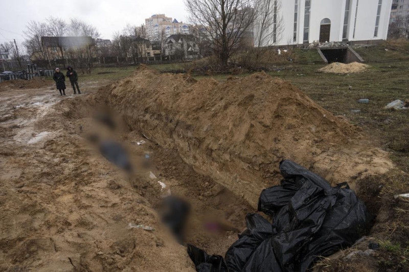 烏克蘭基輔州布查鎮被發現有約270名當地居民被發現埋在2處亂葬崗中。   圖：取自facebook.com/StratcomCentreUA