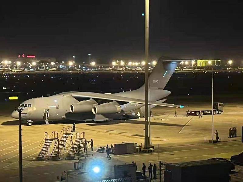 中國網友在深夜目擊解放軍運-20運輸機降落在上海虹橋機場，載運相關物資和人員來協助防疫。   圖：翻攝微博