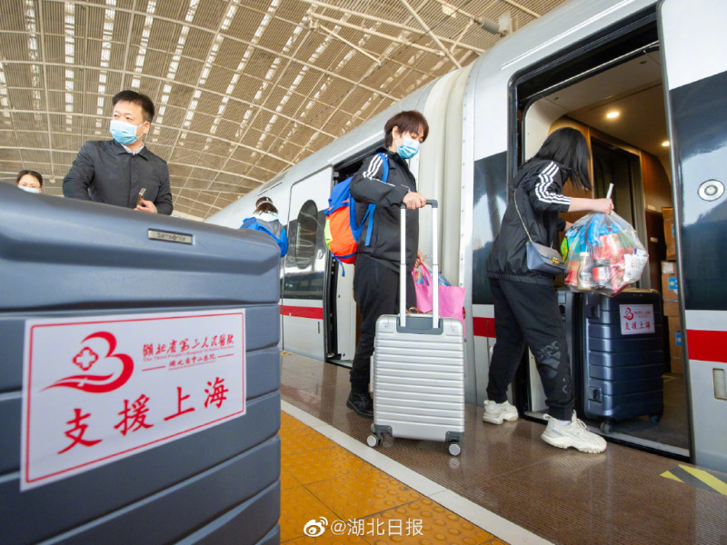 上海4日全民檢測，動員來自多個省份的醫護人員以及軍方人員支援上海，要在36小時內完成上海2500萬居民的核酸檢測。   圖：翻攝自湖北日報