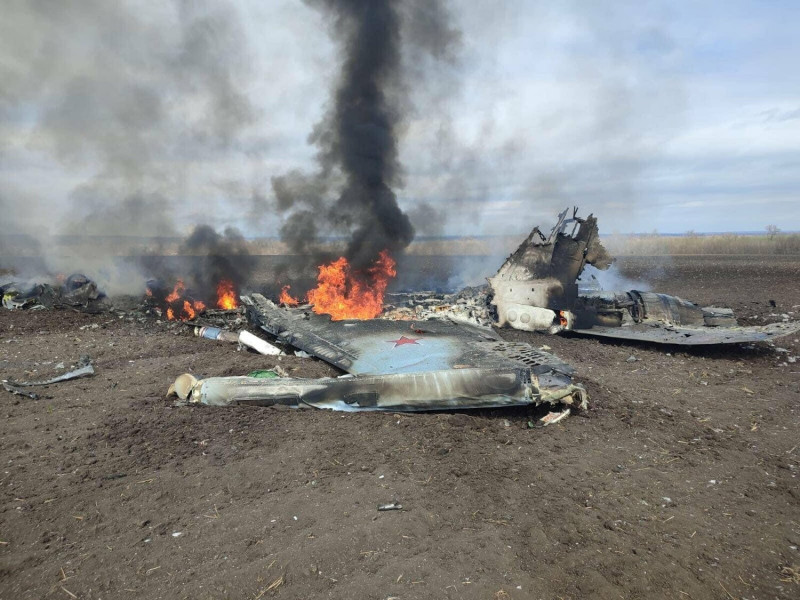 有網友貼出俄羅斯Su-35遭到防空火力擊中，並墜毀的照片，目前官方都尚未證實這些照片的真實性。   圖：翻攝推特@OSINTua