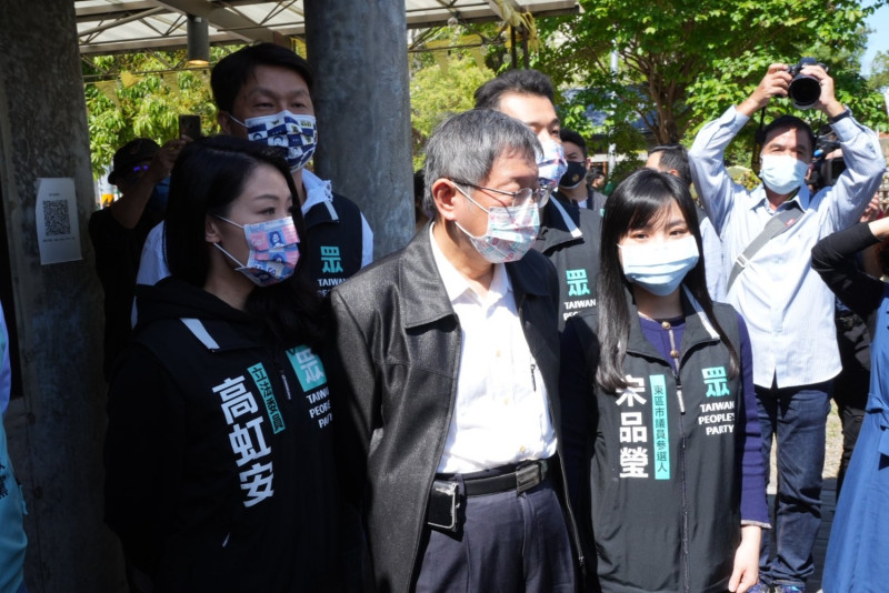 民眾黨主席柯文哲參訪新竹，被視為新竹市長熱門人選的民眾黨立委高虹安也陪同。   圖：民眾黨 / 提供