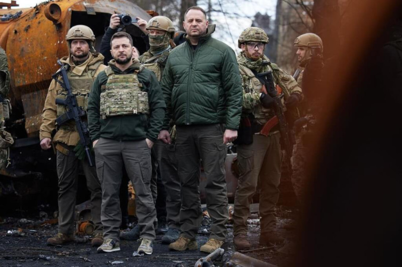 烏克蘭總統澤倫斯基（前左）4日訪布查時，針對俄軍暴行表示：「這是戰爭罪行，將獲世界承認是種族滅絕。」   圖：翻攝自instagram.com/zelenskiy_official