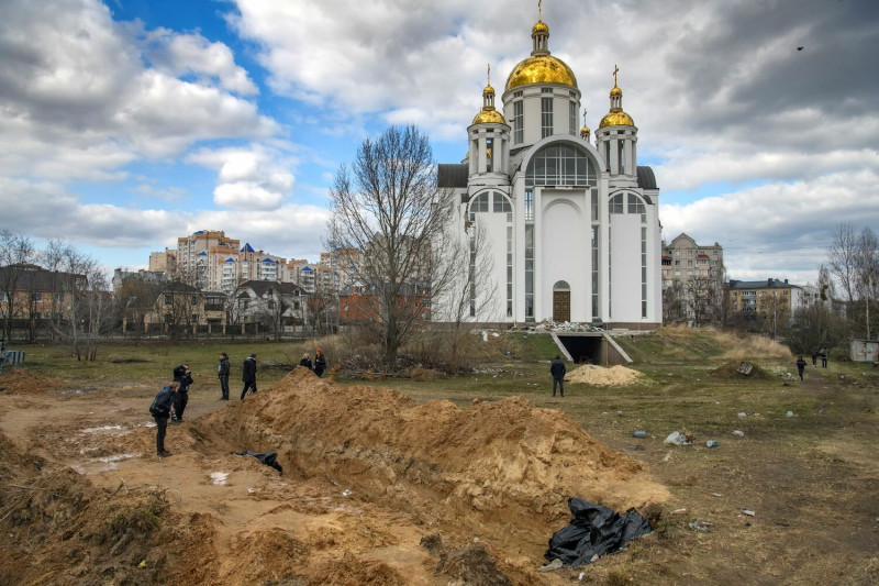 俄羅斯稱布查（Bucha）鎮遺體遍地的畫面是烏克蘭設計的，圖為布查鎮郊區教堂的亂葬崗。   圖：達志影像/路透社