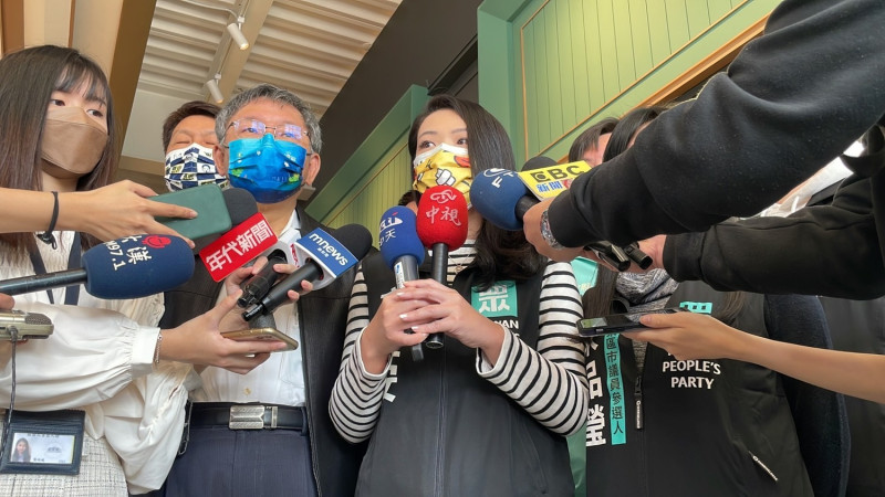 柯文哲上午赴新竹市參訪咖啡工廠，針對疫情議題回應媒體。   圖:民眾黨提供