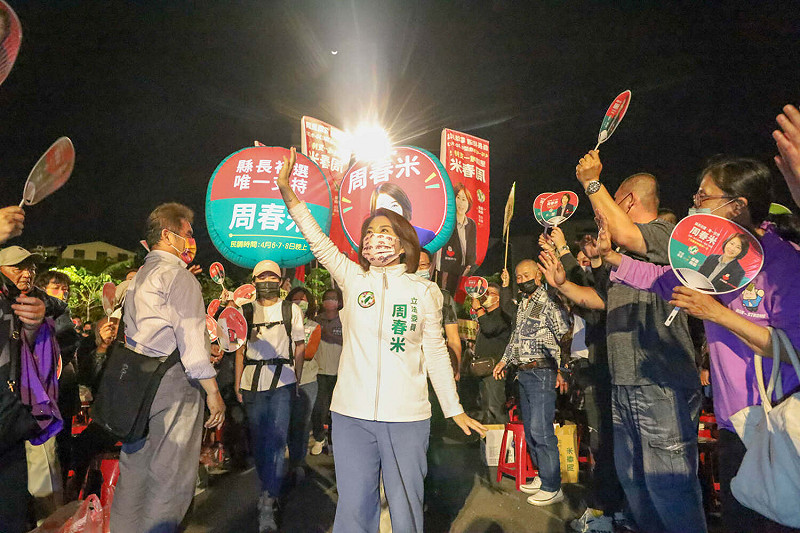 周春米今晚分別在屏東市和內埔鄉舉辦選前之夜造勢晚會，共超過2萬名支持者到場力挺。   圖：翻攝自周春米臉書