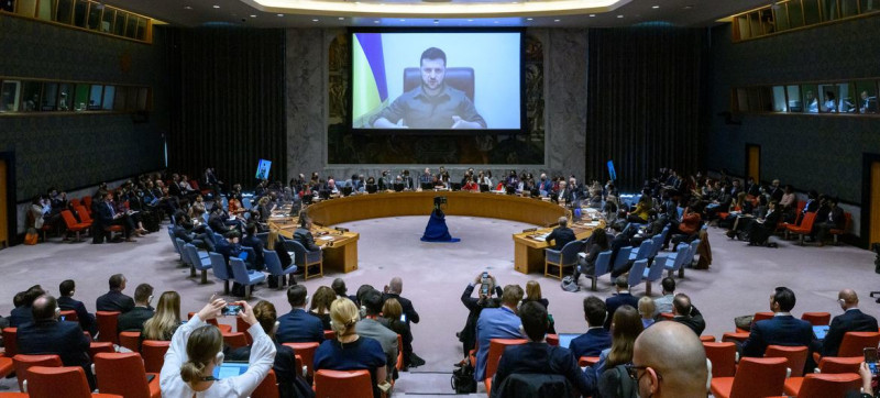 烏克蘭總統澤連斯基（螢幕中）受邀在聯合國安全理事會演說，直批安理會若對俄羅斯惡行無作為，「應該被解散」。   圖：翻攝自聯合國安理會