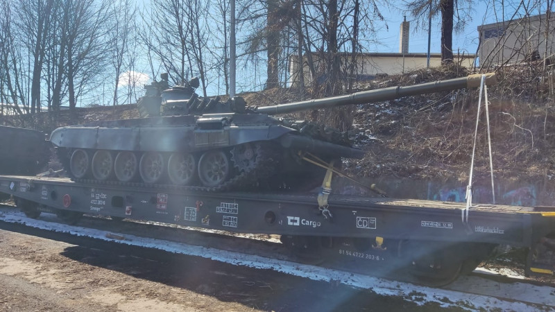 網傳捷克向烏克蘭派遣10多輛T-72M主戰坦克與BVP-1裝甲運兵車，近日獲得證實。   圖：翻攝推特 @InfoGeek17