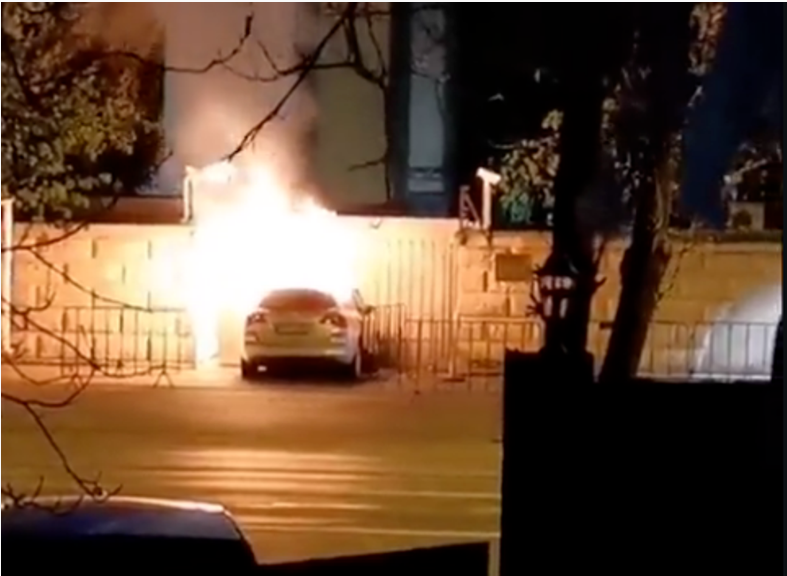 今（6）日上午，一輛汽車撞上了俄羅斯駐羅馬尼亞布加勒斯特大使館的大門，起火燃燒。   圖：擷取自《環球網》