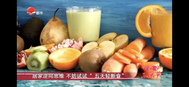 中國1名微博博主發現，上海封城物資短缺，連蛋、奶都成奢侈品，當地電視台竟推出了教人如何「輕斷食」的節目。   圖：翻攝自微博