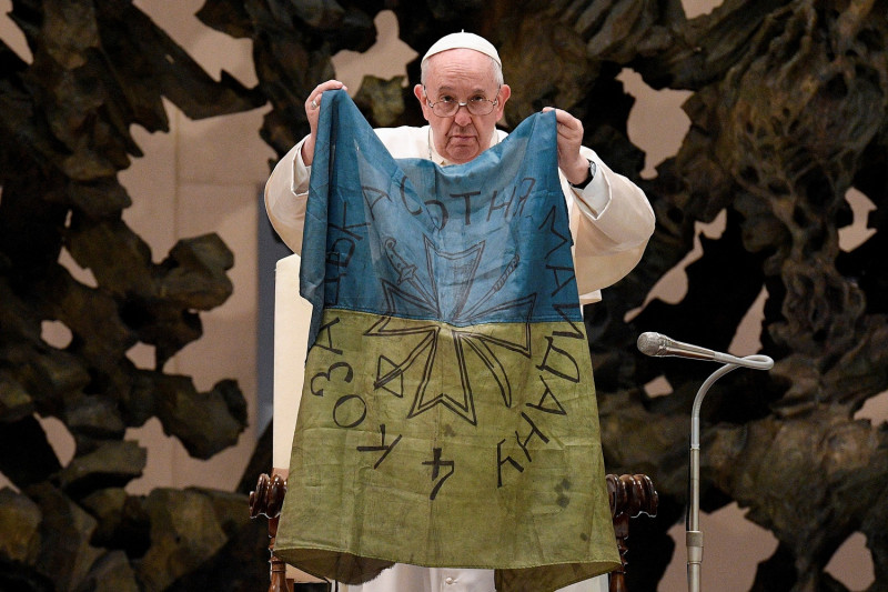 羅馬天主教教宗方濟各6日舉起一面從布查鎮送來的烏克蘭國旗，譴責俄軍「布查大屠殺」。   圖：達志影像/路透社