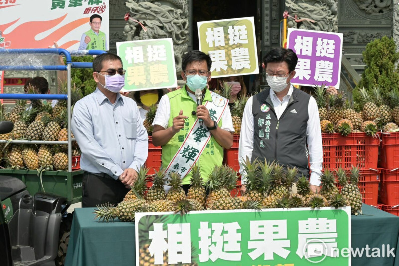 去年台灣鳳梨受到中國無預警禁止進口，導致市場銷售狀況及價格嚴重受到影響，立委郭國文與永康市議員參選人黃肇輝今日舉辦「相挺果農回饋鄉親」記者會，邀請山上區農會總幹事許弘霖共襄盛舉，盼以媒合企業之方式，贈送鳳梨相挺果農。   圖：黃博郎／攝