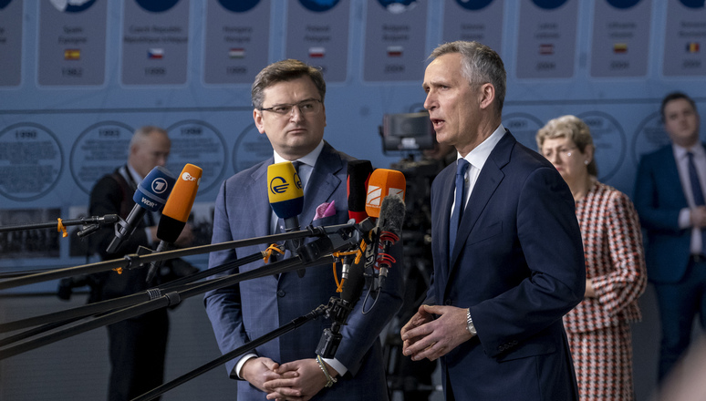 烏克蘭外長庫列巴（前排左起）出席北約與G7外長會議，與北約秘書長史托騰柏格一起開記者會。   圖：翻攝自NATO官網