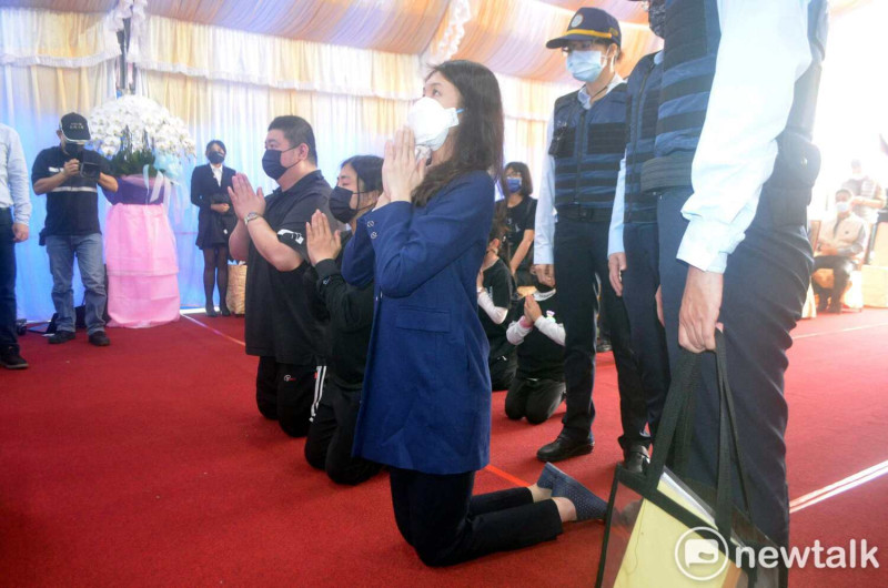 嘉義市議員戴寧跪拜父親戴建三，手腳已經沒有帶戒具。   圖：蔡坤龍/攝