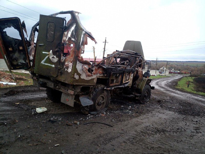 一台俄軍運輸車遭烏克蘭軍隊打爛，上面還有俄軍的Z字圖樣。   圖：翻攝Ruskiswar推特