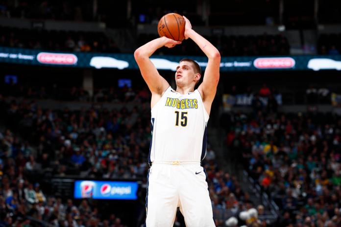 金塊MVP中鋒Nikola Jokic(約基奇)成為NBA史上首位單季得到2000分、1000籃板、500助攻的球員。   圖／美聯社／達志影像