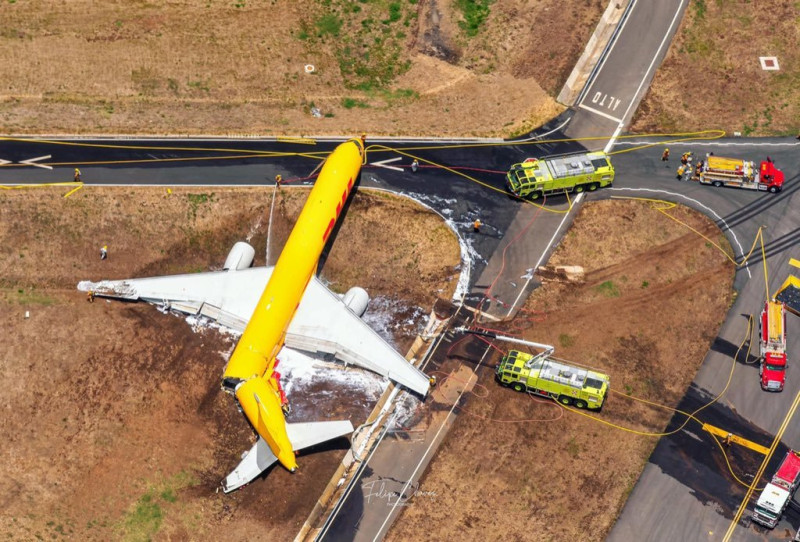 國際快遞公司「DHL」一架波音757-200貨機7日迫降哥斯大黎加的胡安聖瑪麗亞國際機場，飛機滑出跑道、機尾斷裂。   圖：翻攝Jason Rabinowitz推特