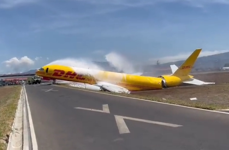國際快遞公司「DHL」一架波音757-200貨機7日迫降哥斯大黎加的胡安聖瑪麗亞國際機場，飛機滑出跑道、機尾斷裂。   圖：翻攝JACDEC推特