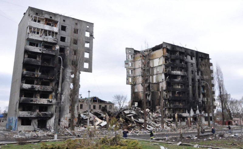 烏克蘭軍隊在進入博羅江卡整理廢墟後發現，當地的情況更加駭人。圖為博羅江卡一棟被炸到一分為二的大樓廢墟。   圖：翻攝推特 @oldmelanholic