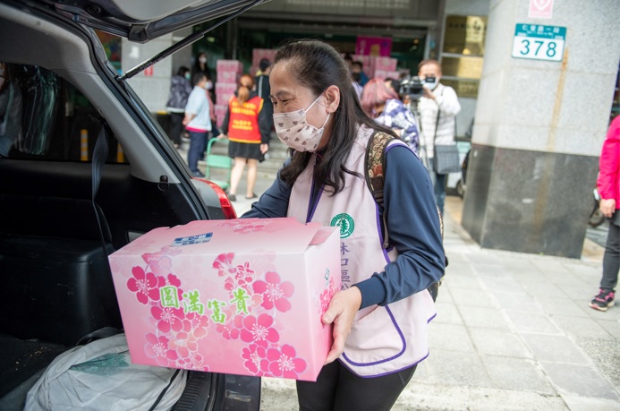 透過林口區幸福轉運讚計畫媒介林口區各單位將愛心送至弱勢民眾手上。   圖：林口區公所提供