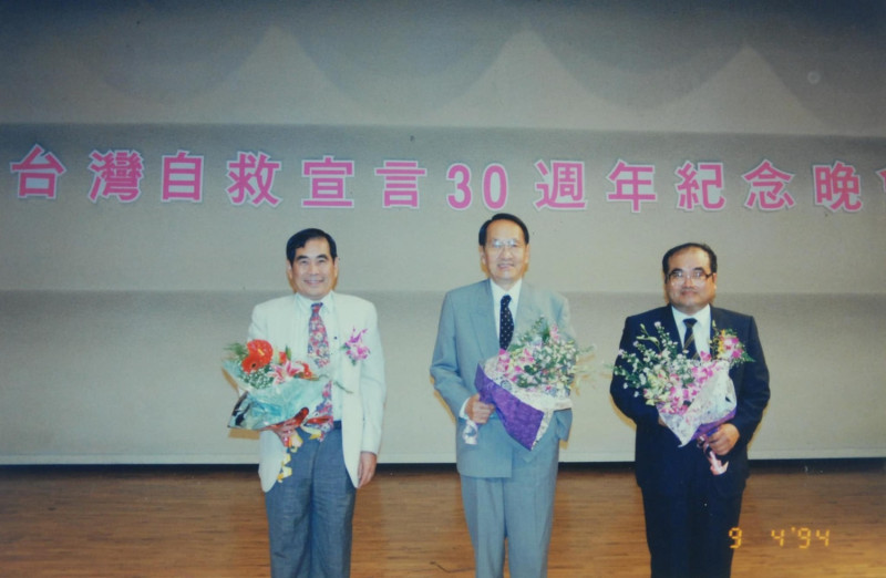 謝聰敏(左起)、彭明敏、魏廷朝三人在《台灣自救宣言》30週年紀念晚會合影。   圖：翻攝魏筠臉書