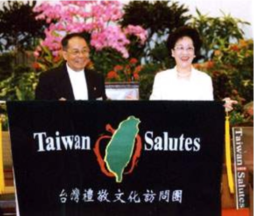 2002年9月9日，時任副總統呂秀蓮為「台灣禮敬代表團」授旗。   圖：翻攝總統府網站(資料照片)