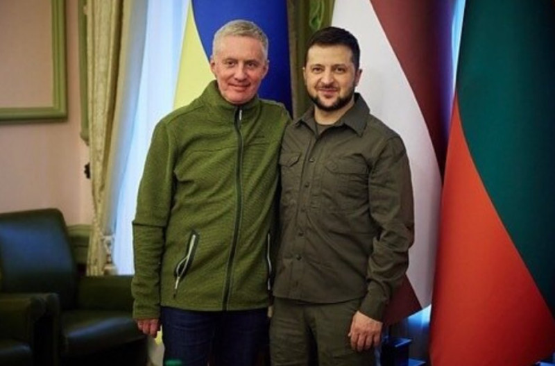 立陶宛大使薩拉皮納斯（左）與烏克蘭大使澤倫斯基（右）   圖：翻攝自立陶宛駐烏克蘭大使館推特