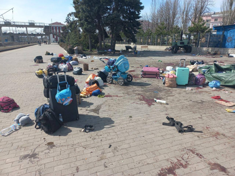 俄羅斯以短程彈道飛彈襲擊烏克蘭的克拉莫托斯克市一處火車站，造成至少50人喪命。   圖/facebook.com/zelenskiy.official