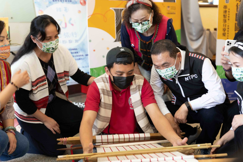 侯友宜觀摩部落大學「織的對話」課程，從中認識泰雅族傳統地織機的工藝技術。   圖：新北市原民局/提供