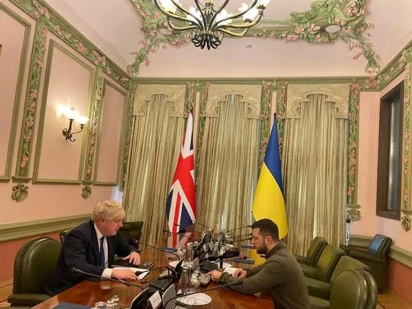 英國首相強生今天前往烏克蘭首都基輔訪問，並與烏國總統澤倫斯基會面。   圖:翻攝自英國駐烏克蘭大使館推特
