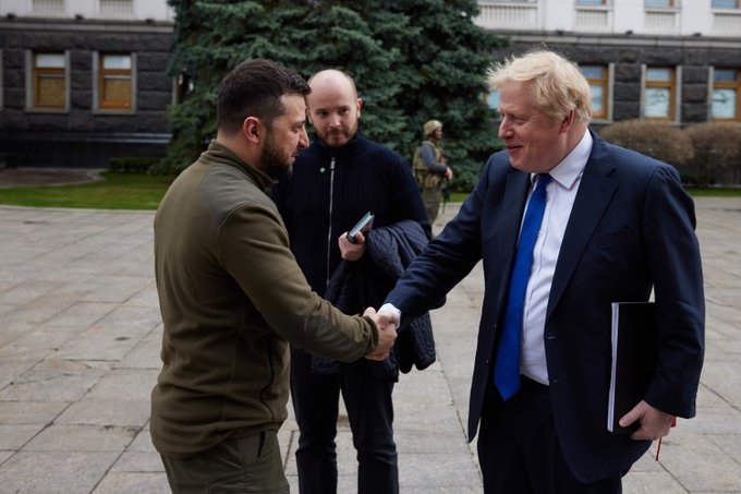 英國首相強生（右）與烏克蘭總統澤連斯基（左）會面。   圖：翻攝自強生推特（資料照片）