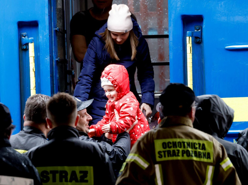 烏克蘭戰爭導致許多家庭粉碎。圖為一名烏克蘭難民女孩成功逃離戰火後，從奧德薩（Odessa）乘坐火車抵達波蘭普熱梅希爾（Przemysl）的火車站。   圖：達志影像/路透社