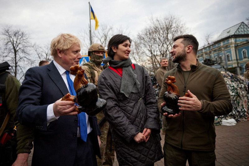 英國首相強生和烏克蘭總統澤連斯基走上基輔街頭，一名來自烏克蘭東北部激烈戰區哈爾科夫的女子，特別送上象徵團結抵抗精神的陶瓷公雞給兩人。   圖：達志影像/路透社