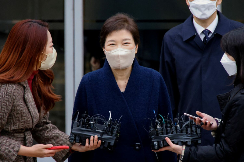 韓國前總統朴槿惠3月24日離開韓國首爾三星醫療中心時對記者發表談話。   圖：達志影像/路透社