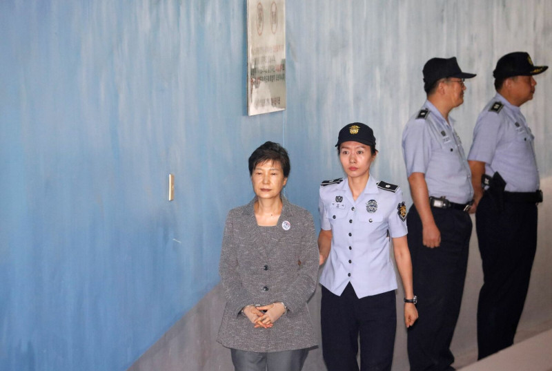 2017年8月25日，朴槿惠因「閨密門」一案成為南韓史上首位被彈劾下台的總統。圖為當時朴槿惠抵達首爾的一個法庭。   圖：達志影像/路透社