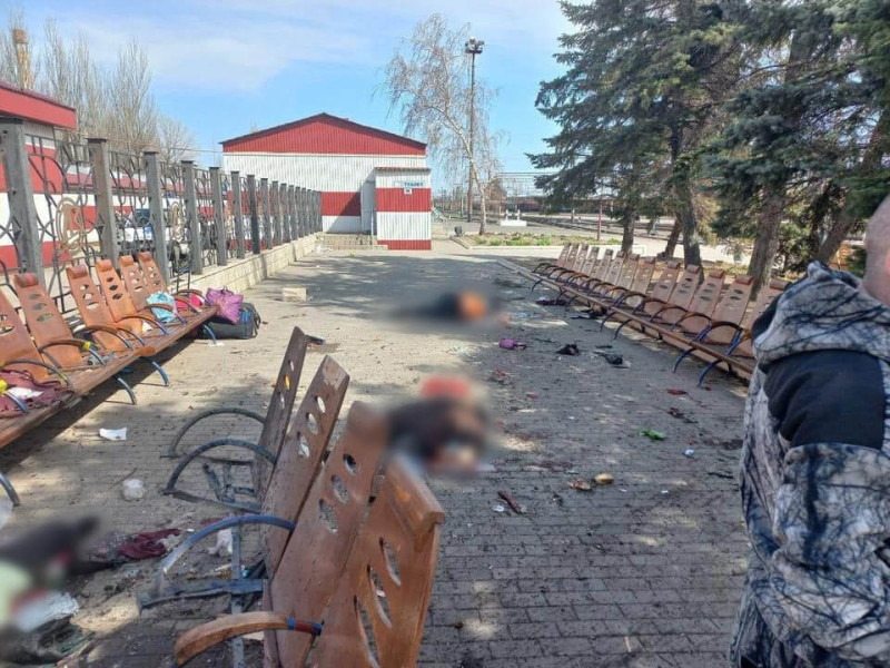 烏克蘭東部火車站8日遭俄軍火箭攻擊。   （圖取自facebook.com/MinistryofDefence.UA）