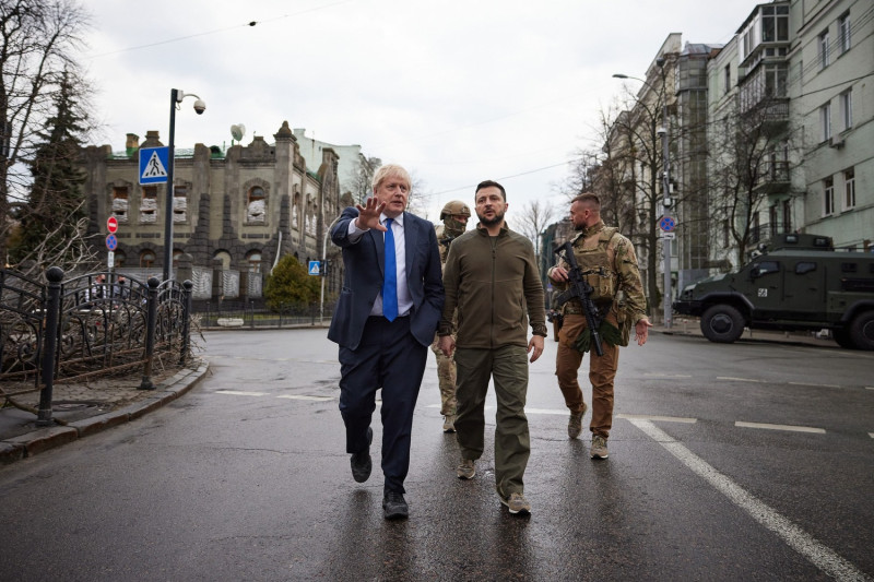 烏克蘭總統澤連斯基（前排右起）與來訪的英國首相強生走在基輔街頭。英國是自俄羅斯入侵烏克蘭後，最強力支持烏國抗俄的支持者之一。   圖：翻攝自強生臉書（資料照）