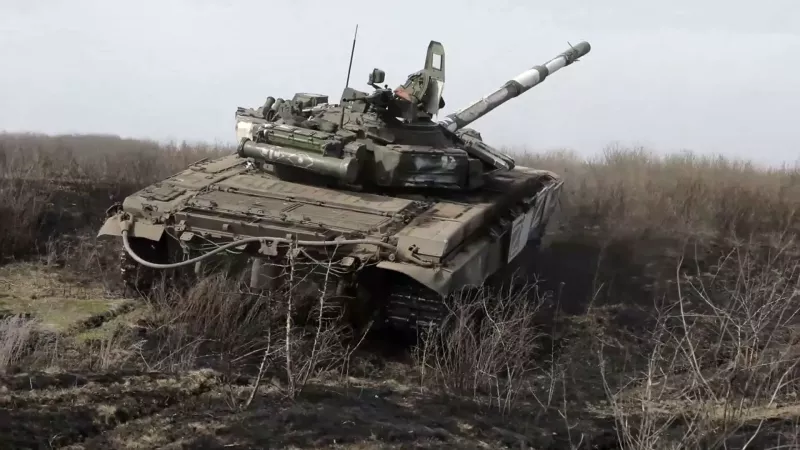 俄羅斯國防部稱，烏克蘭人向它們投向，並上繳全新坦克。   圖:俄羅斯國防部