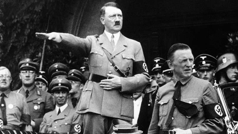 納粹時期將向前手心朝下的手勢作為敬禮手勢。   圖：翻攝推特 @45bestwords
