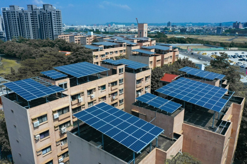2023年5月行政院通過《再生能源發展條例》12-1條，未來建物屋頂300坪以上，必須裝設25％面積的太陽能板。(光電示意圖)   圖：地球公民基金會／提供 (資料照)
