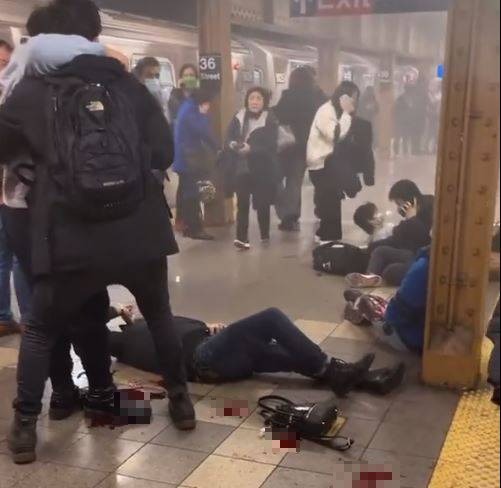 美國紐約布魯克林地鐵站今（12）天發生槍擊案，多人中彈倒地。   圖：翻攝推特