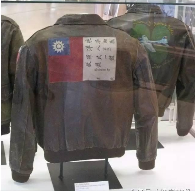 正規飛虎隊外套的背面，有中華民國國旗。   圖 : 翻攝自頭條號
