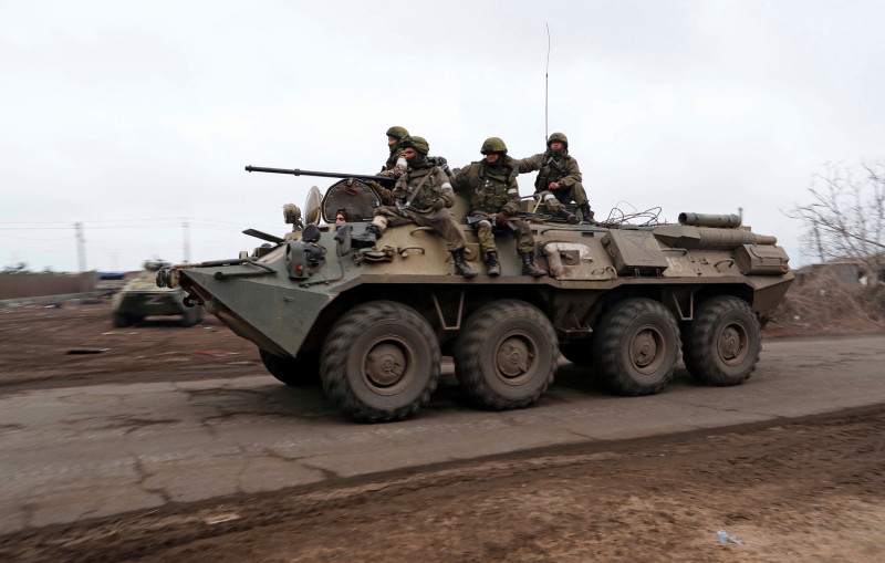 在烏克蘭南部港口城市馬里烏波爾郊區，親俄軍隊坐在戰車上。   圖：達志影像／路透社（資料照）