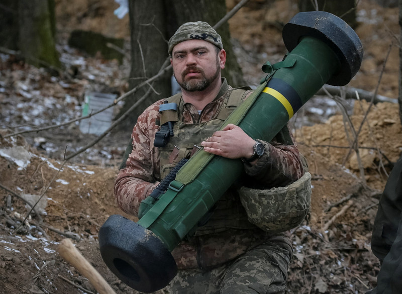美國國防部表示，烏克蘭迫切需要標槍飛彈和刺針飛彈，但受到半導體製造延遲而受影。圖為1名烏克蘭軍人在烏克蘭基輔北部地區的前線，手持針刺飛彈系統。   圖：達志影像／路透社（資料照）