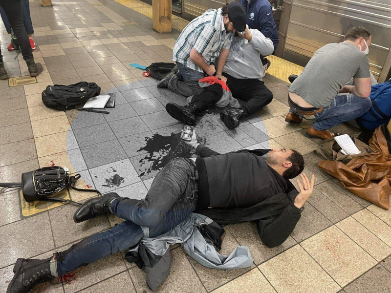 外媒今（13）日報導，紐約市地鐵於當地時間 12 日上午發生隨機槍擊案，造成 29 人受傷，而嫌犯在開了 33 槍後逃逸。   圖：翻攝推特 @andre_mihaescu