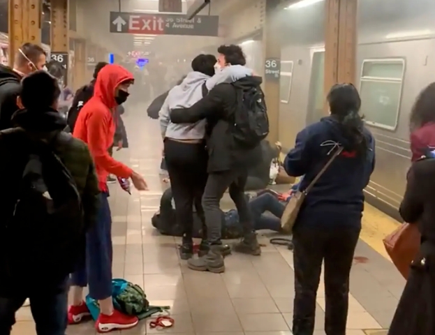 紐約市地鐵於當地時間 12 日上午發生隨機槍擊案，造成 29 人受傷，而嫌犯在開了 33 槍後逃逸。   圖 : 翻攝自環球網