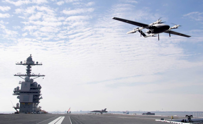 美國海軍計劃在今年秋天將4架「物流」運輸無人機放上航空母艦上進行實地運作。圖為「藍水」海事物流無人機在泊港「福特號(CVN-78)」航空母艦運作情況。   圖：翻攝US Navy
