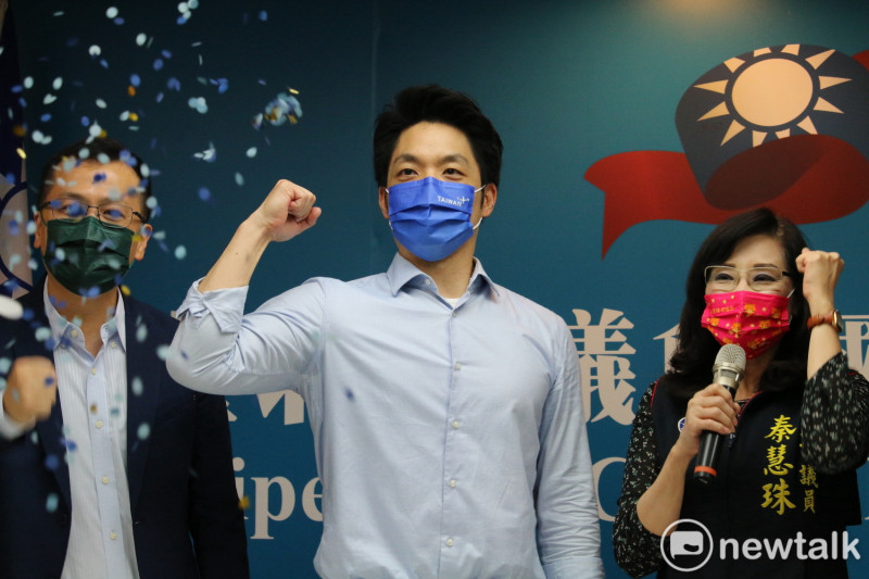 國民黨議員現場還幫立委蔣萬安拉禮炮，祝福他選上台北市長。   圖：周煊惠 / 攝