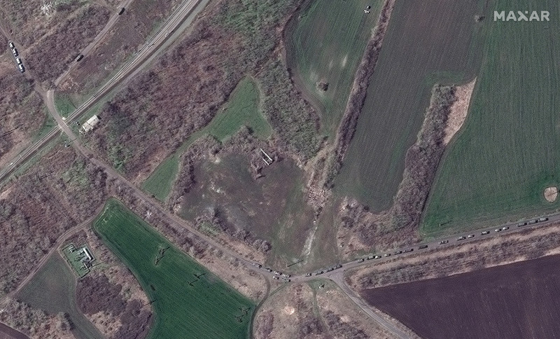 衛星觀察，俄羅斯軍隊在穿過烏東邊界後，部分車輛停在烏克蘭東部村莊維利胡瓦特卡（Vilkhuvatka）的高速公路上，其餘的軍卡則在後來被拍到出現在頓巴斯地區。   圖：翻攝推特@Maxar